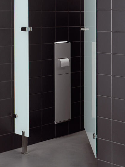 WC-Garnitur von Keuco aus der Serie Plan Integral aus Edelstahl in einer Toilettensituation vor geöffneter Tür fotografiert.