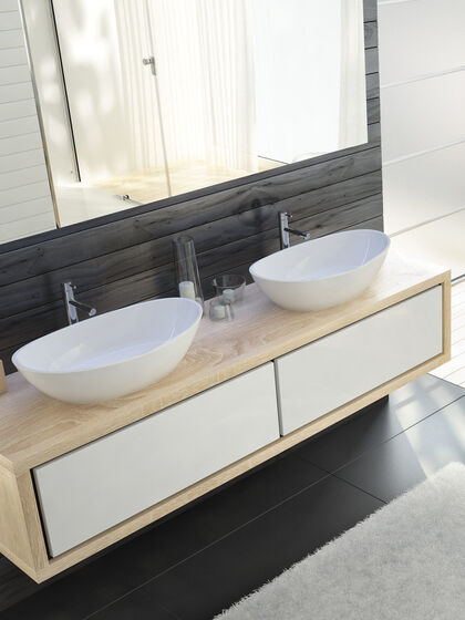 Aktuelle Waschbereichslösung mit zwei separaten Waschschüsseln aus der Serie Namur von Hoesch. Platziert auf einem Unterschrank mit Auszügen in weiß.