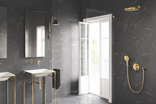 Modernes Badezimmer mit schwarzen Wänden und goldenen Elementen, dazu in passender Farbe Cool Sunrise die GROHE Rainshower SmartActive. 