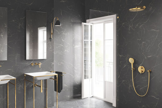Modernes Badezimmer mit schwarzen Wänden und goldenen Elementen, dazu in passender Farbe Cool Sunrise die GROHE Rainshower SmartActive.