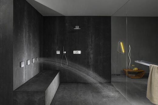 AXOR One Grosse Dusche bodeneben mit Duschschwall, Duscharmatur und Handbrause.