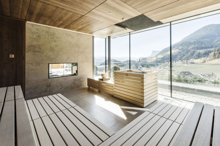 Sauna mit Ofen und Bergblick im Spa Bereich des alpiana Resort in Völlan.