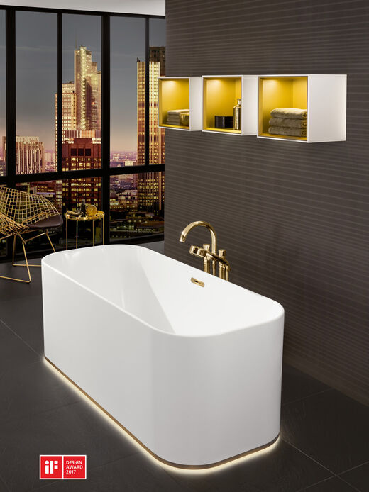 Villeroy & Boch Finion Freistehende Badewanne mit Lichtrand am Sockel. Goldene Standarmatur und beleuchtete Regale. Design Award.