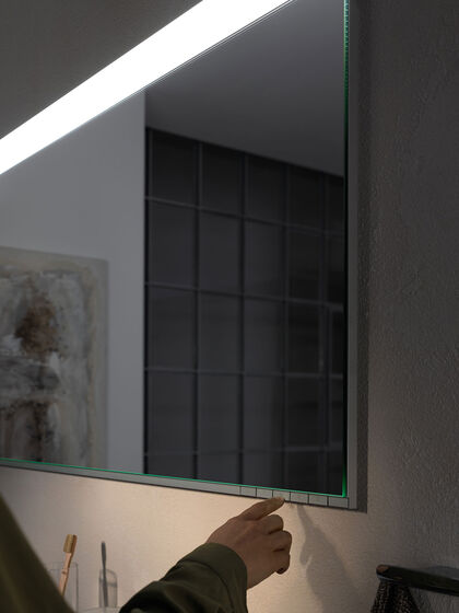 Beispiel Lichtstimmung sehr gedämmt und warm: der beleuchtete Badspiegel Edition 400 von Keuco kann individuell eingestellt werden. 