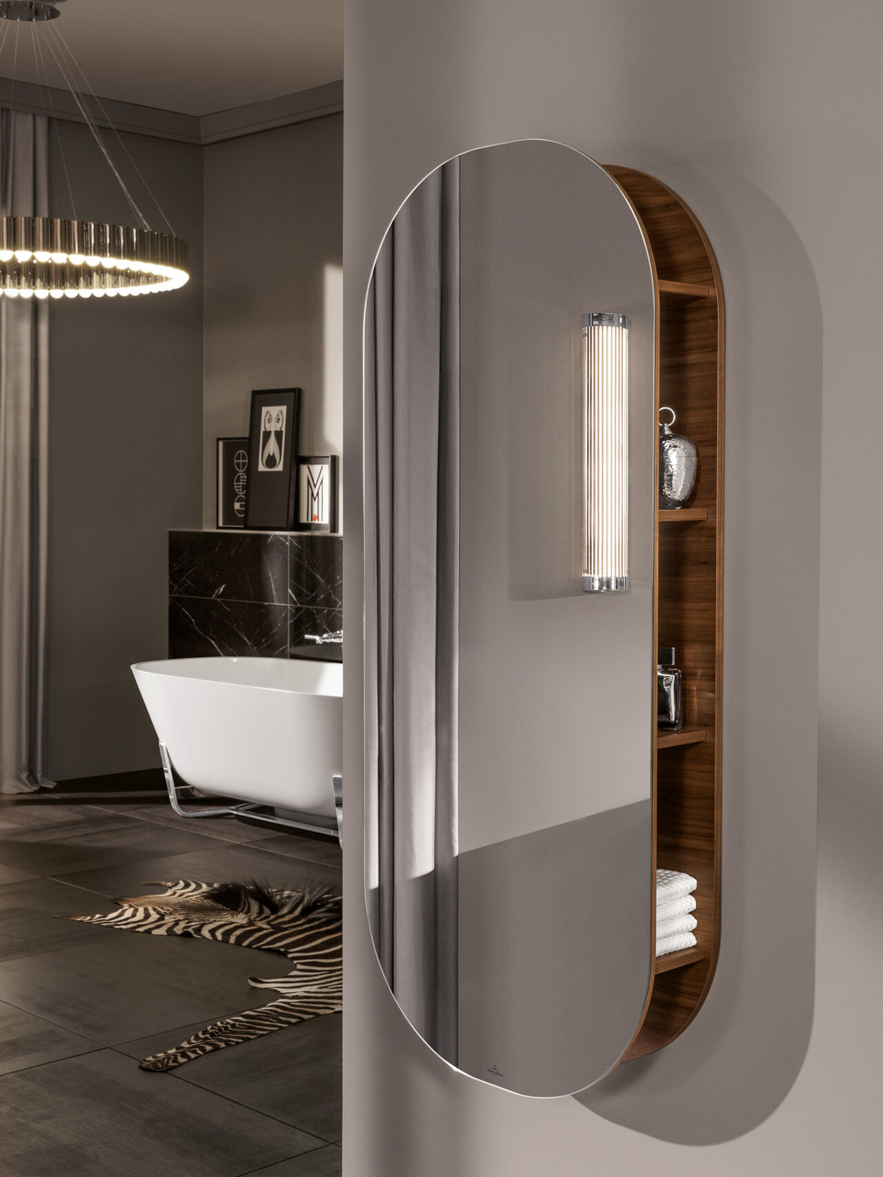 Komplettbadserie Antheus von Villeroy & Boch Hochschrank verspiegelt und wandmontiert mit abgerundeten Ecken.