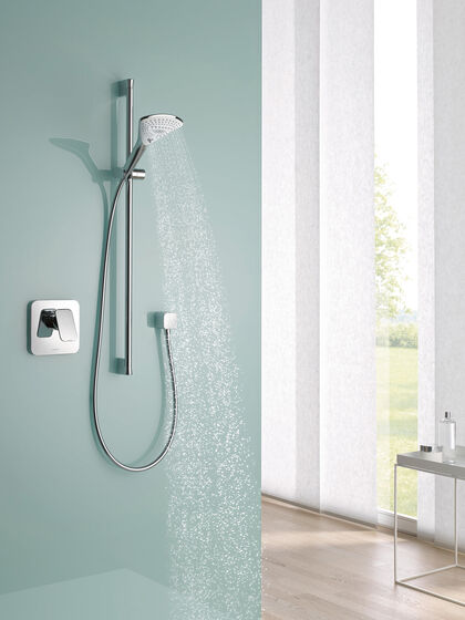 Dusche mit Brausestange und Handbrause mit laufendem Wasser. Unterputzduscharmatur an grüner Wand.