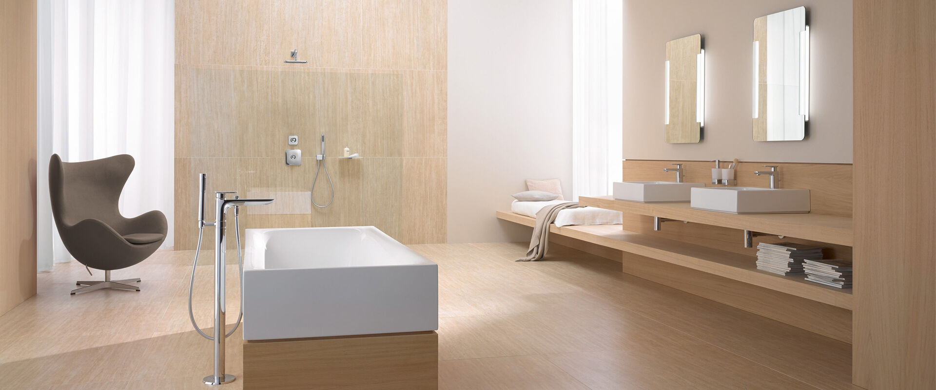 Standarmatur für Badewanne, Duscharmatur, Waschbeckenarmaturen in Badmilieu hell mit Holz und freistehender Badewanne.