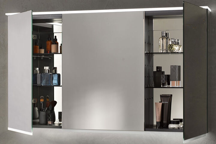 Spiegelschrank mit LED-Beleuchtung geöffnet.