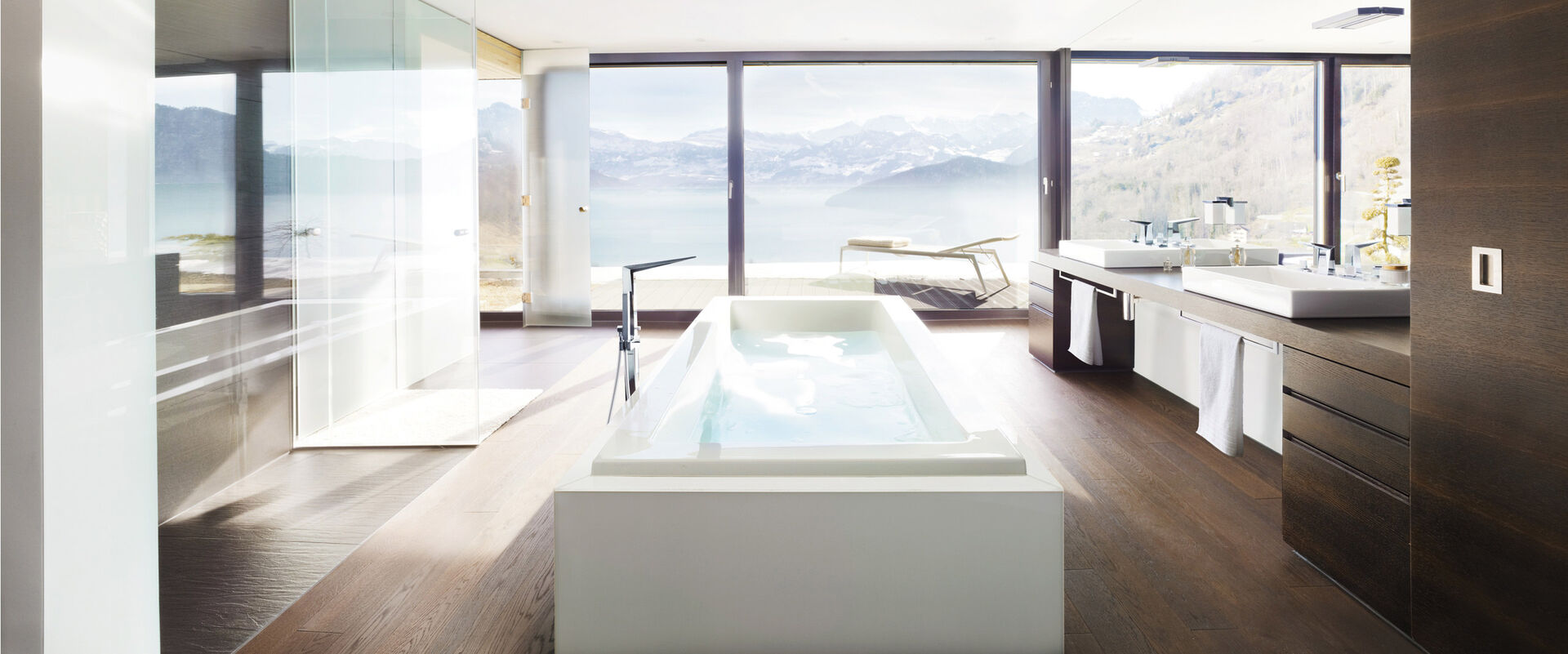 Helles Badmilieu mit eckigen Badarmaturen für Badewanne, Dusche und Waschbecken.