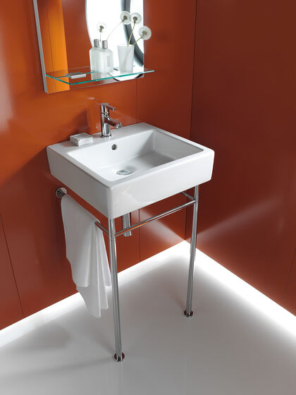 Duravit Vero Waschplatz mit Waschbecken auf Chromgestell und Spiegel.