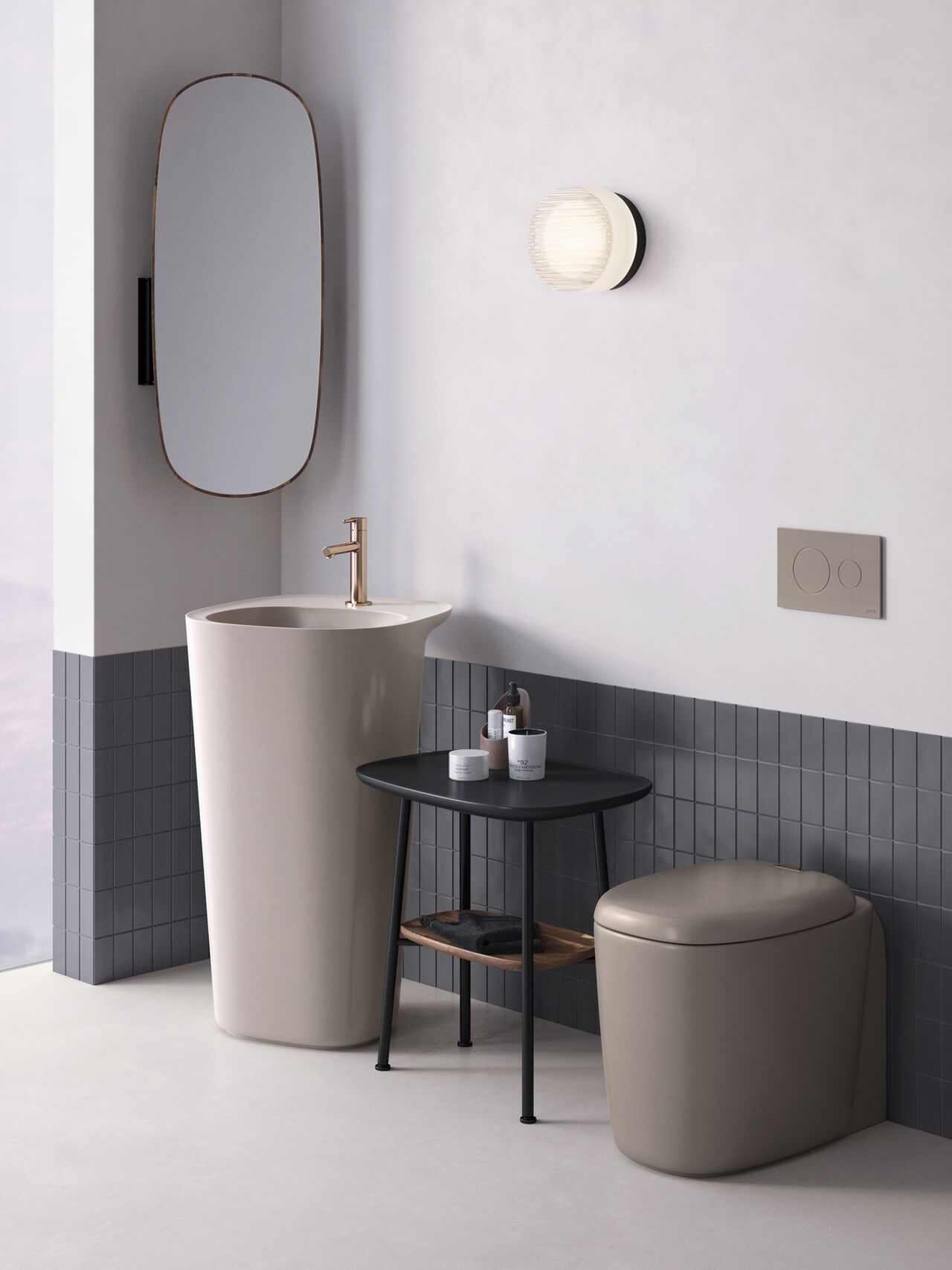 Kleine Badkombination aus Waschplatz und WC von VitrA bestehend aus Säulenwaschtisch in beige mit schwenkbarem Spiegel, Beistelltisch aus der Plural Badmöbelserie und WC in beige.