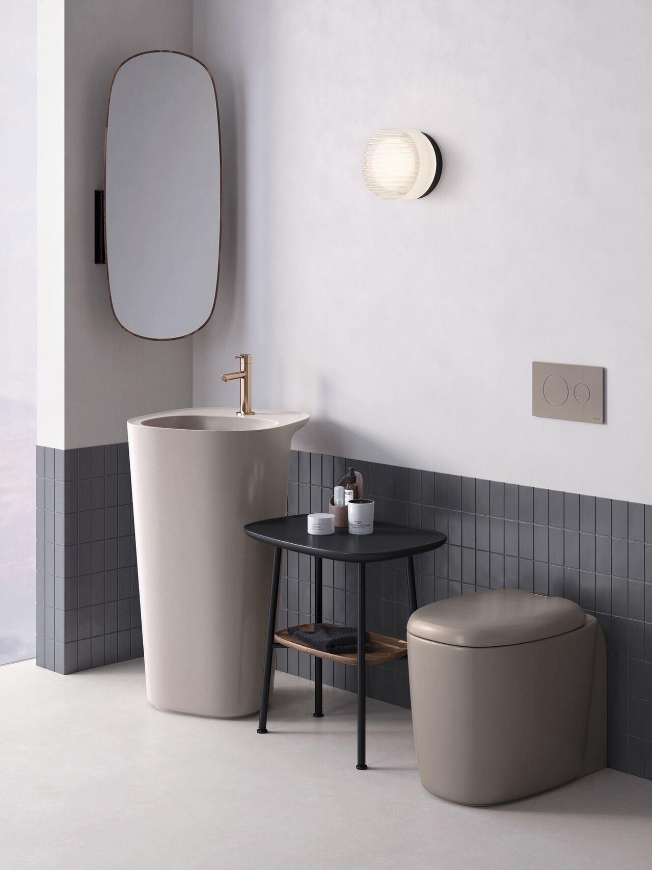 Badmöbel Plural von VitrA Kleine Badkombination aus Waschplatz und WC von VitrA bestehend aus Säulenwaschtisch in beige mit schwenkbarem Spiegel, Beistelltisch aus der Plural Badmöbelserie und WC in beige.