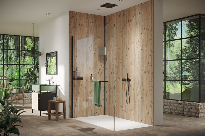Helles Badezimmer im Nature Style, die Dusche ist mit der Hoppe EasyStyle Wandverkleidung im Landhausstil Fichte und einer weißen Duschfläche ausgestattet, rechts und links gibt es zwei große, bodentiefe Fenster mit schwarzem Beschlag.  