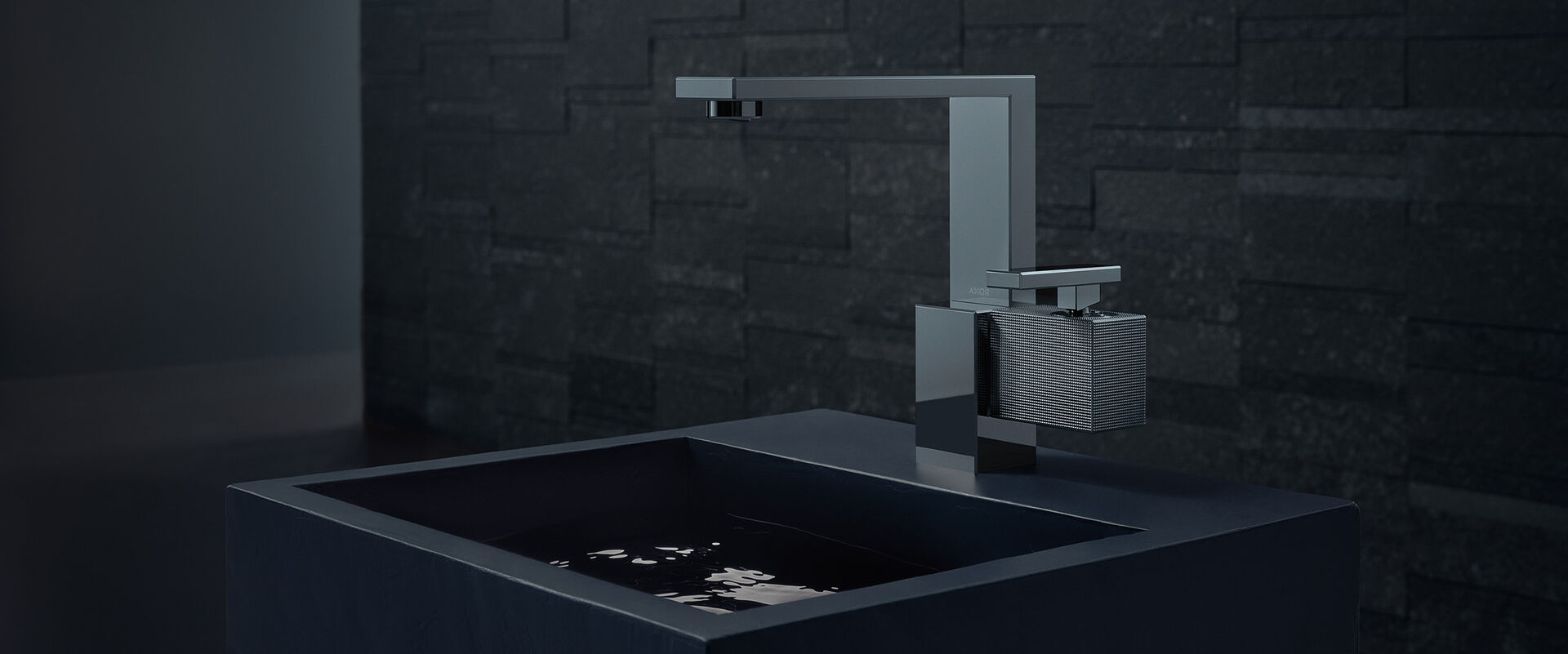 AXOR Edge Dunkle schwarz-weiß Aufnahme eines Waschtisches kombiniert mit der Armatur Edge von AXOR.