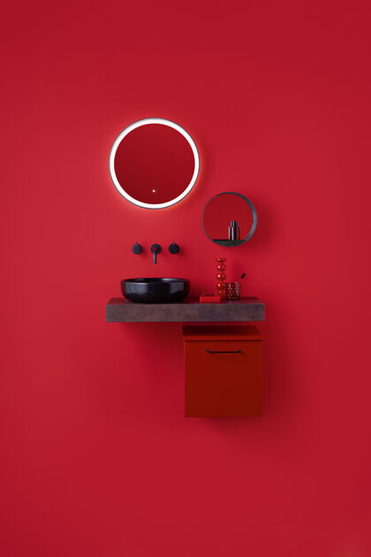 Rote Waschtischkombi, bestehend aus Unterschrank, Waschtisch, der dann der Wand montiert ist, Aufsatzwaschbecken und Armaturen in schwarz sowie Spiegeln an der Wand.