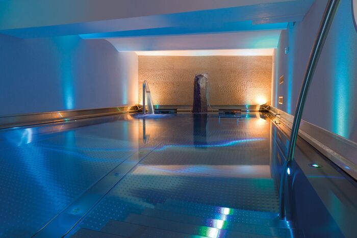 Illuminierter Onsen-Active Pool mit Gegenstromanlage im Helvetia Yacht Hotel.