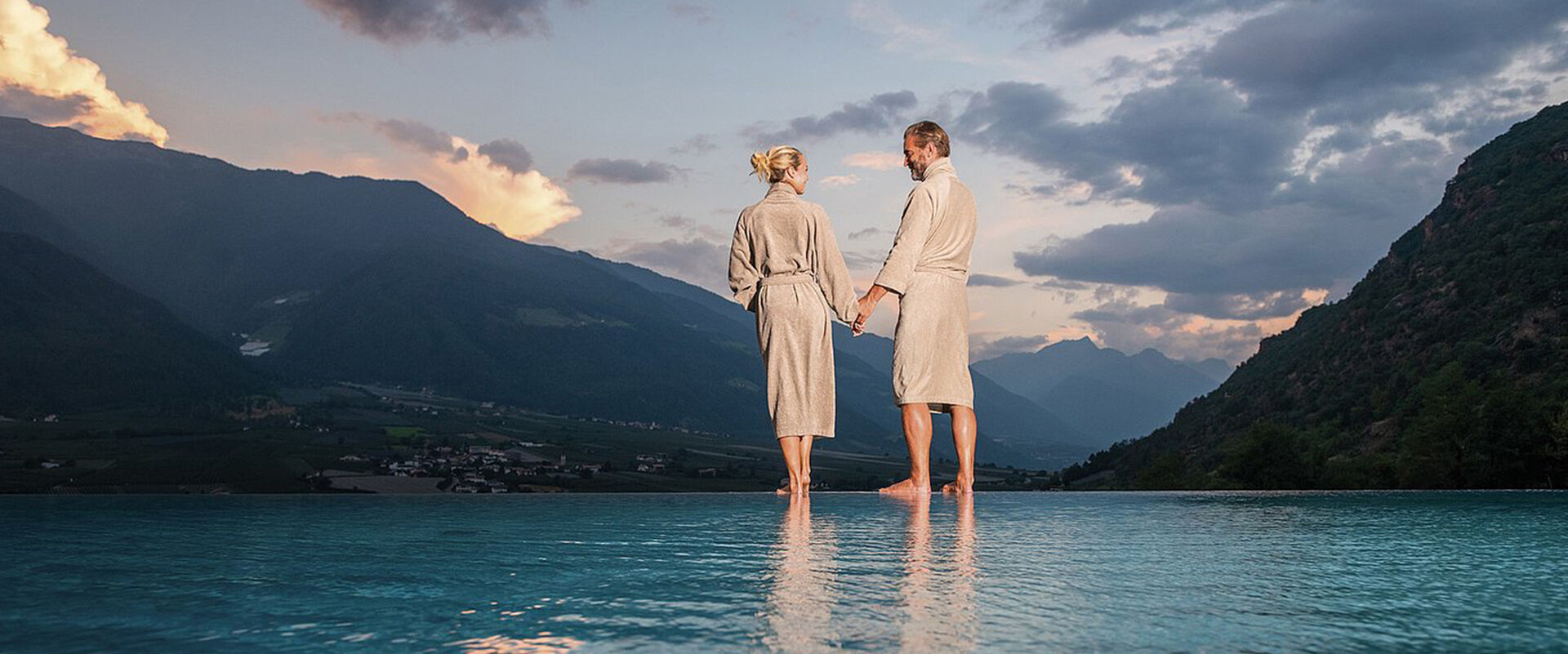 Hotel Preidlhof Infinity Pool Paar Splash Bad