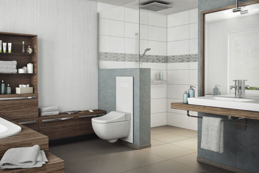 Badezimmer in Naturtönen von TECE mit Blick auf den WC-Bereich. Hinter dem WC befindet sich ein weißer TECElux WC-Terminal – eine hohe Glasplatte mit elektronischen Touchfeldern und weiteren Komfortextras.