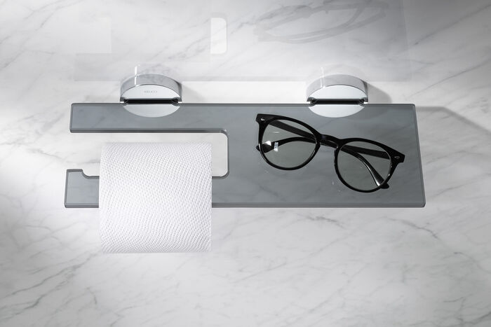 Keuco Glasablage von oben gesehen für kleine Gegenstände im Bad und mit Bügel um Toilettenpapier einzuhängen – Edition 90 überzeugt in Form und Funktion.