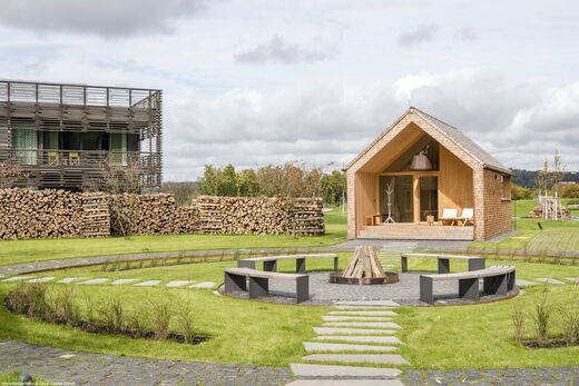 Saunadorf hotel seezeitlodge. Holzhütte Sauna mittig eine Feuerstelle.