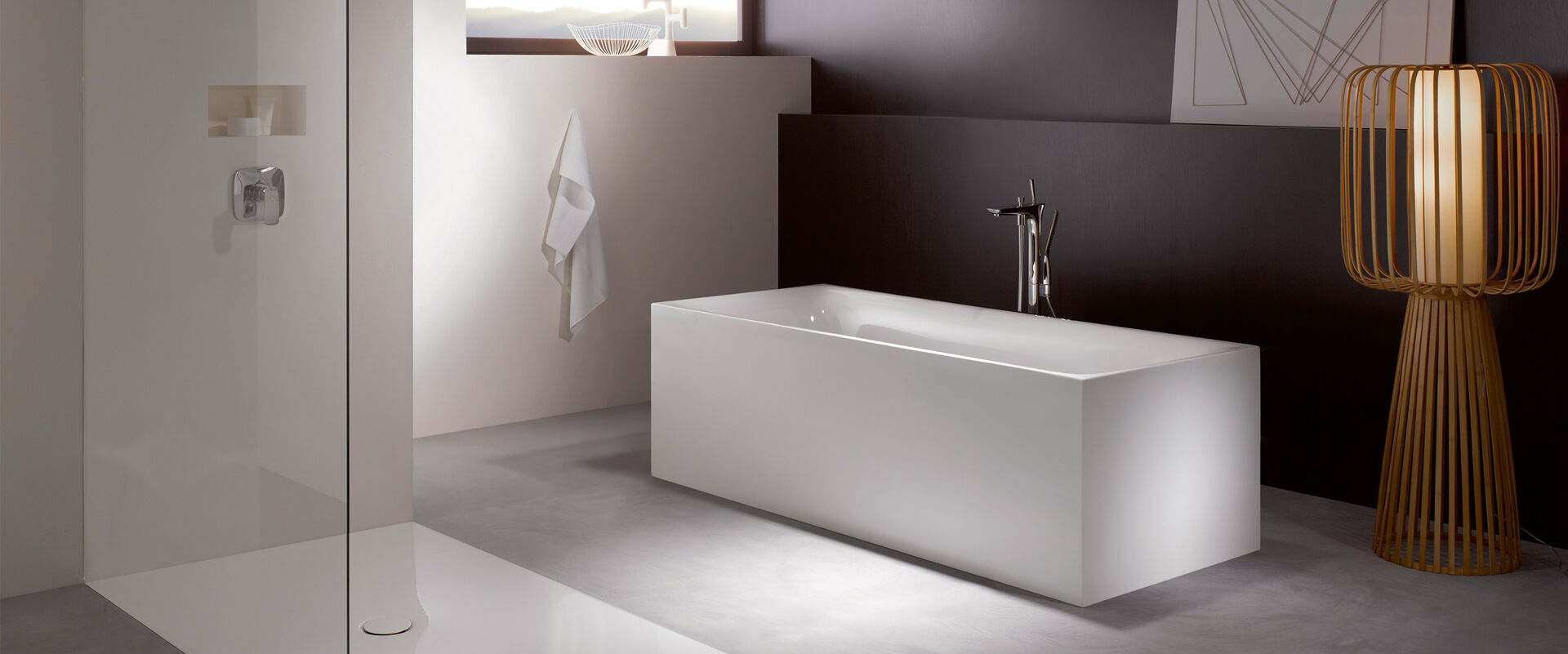 BetteLux Silhouette Milieubild Badezimmer Dusche und Badewanne freistehend.