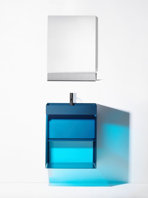 Moderner Waschtisch fürs Bad mit Unterschrank aus blauem Glas.
