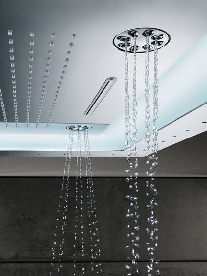 Nahaufnahme der GROHE Aqua Symphony Rainfall Kopfbrause. Es sind unterschiedliche Düsenformationen zu erkennen, aus denen das Wasser rieselt.
