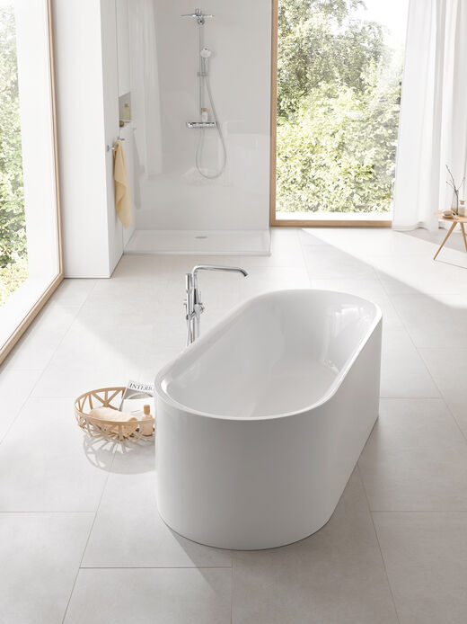 GROHE Essence Eine großzüge, frei im Raum stehende Badewanne von Grohe lädt zu einem entspannten Bad ein.