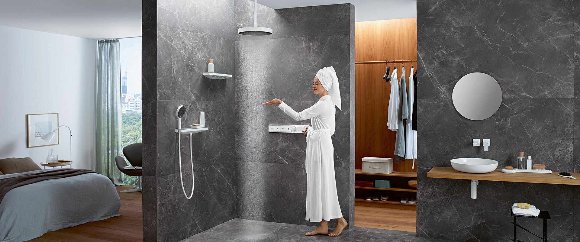 Das Brausenprogramm Rainfinity von hansgrohe bietet auch eine klassische Deckenbrause mit samtweichem Wasserstrahl. Milieubild mit Frau im Bademantel.