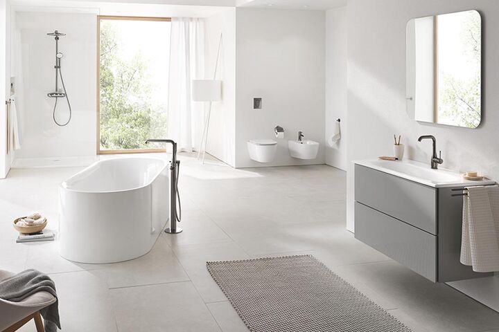 Helles Badezimmer mit freistehender Badewanne und Badkeramiken der Serie Essence von GROHE.