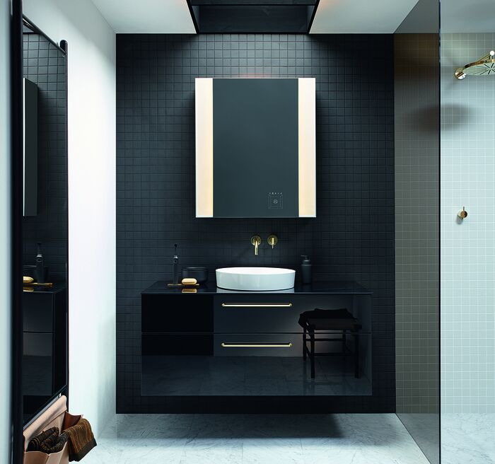 Luxuriöser Waschplatz in schwarz/weiß mit Badmöbel Sys30 von burgbad in schwarzem Lack mit Aufsatzwaschtisch und beleuchtetem Spiegelschrank.