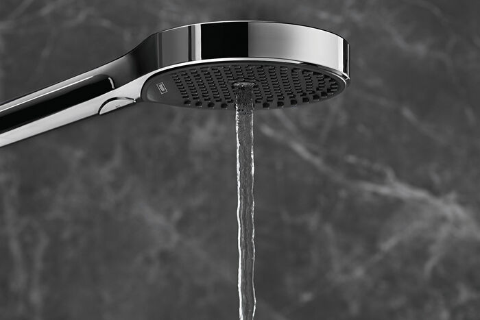 Die Strahlart MonoRain ist ein kräftiger Einzelstahl aus der Mitte der Rainfinity Handbrause von hansgrohe.