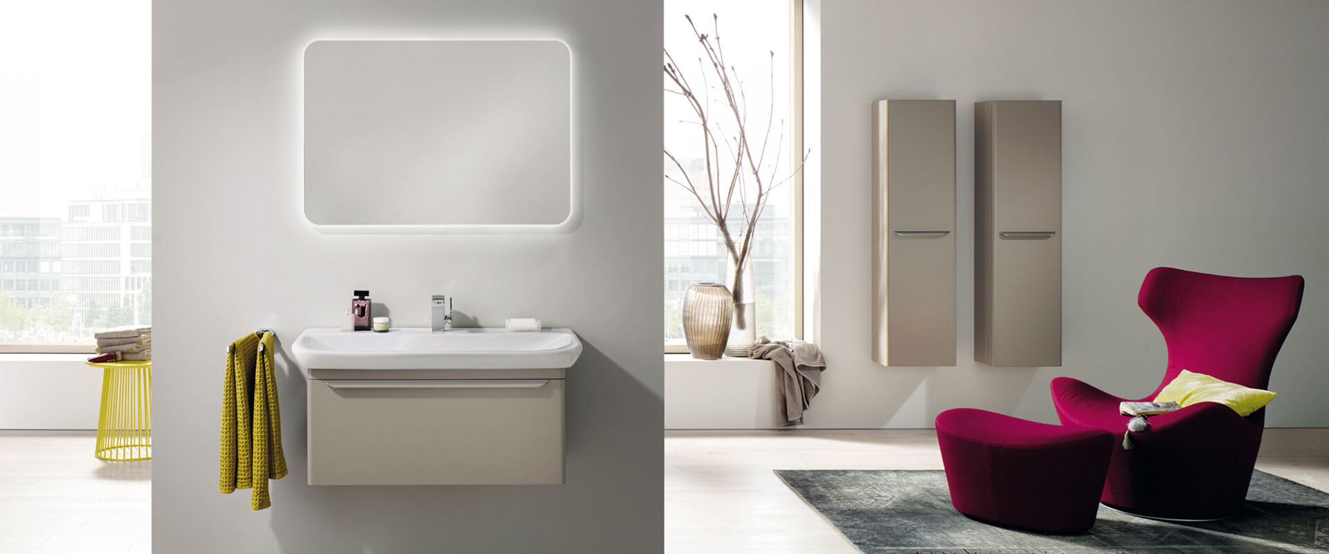 Modernes komplettes Badezimmer mit Sessel, Waschplatz und Badmöbeln.