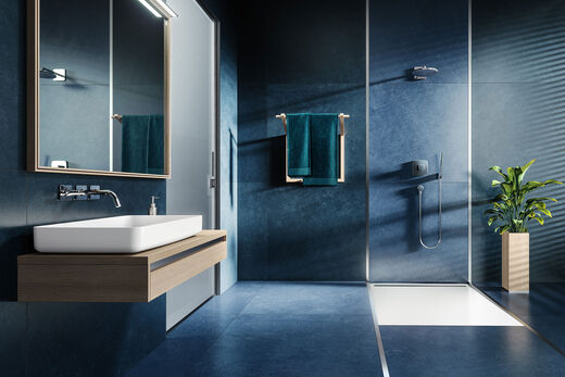 Bodenebene Duschtasse Nexsys von Kaldewei mit schlichter Ablaufrinne in einem modernen Designbadezimmer.