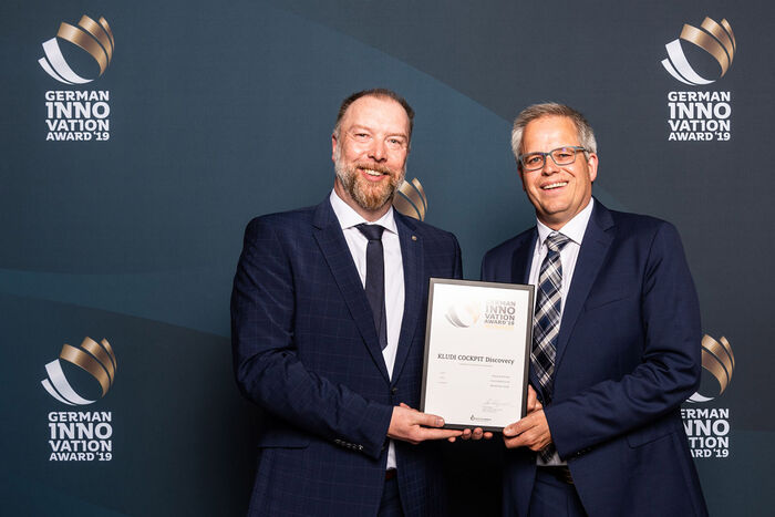 Kludi nimmt den German Innovation Award 2019 für Cockpit Discovery entgegen.