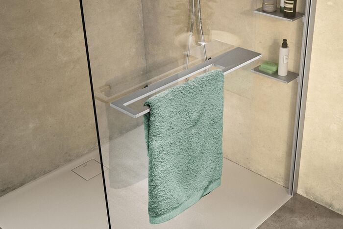 Eleganter, länglicher Handtuchhalter speziell für die Dusche von Hüppe aus dem Programm Select+.