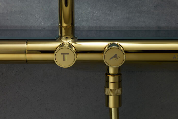 Detailansicht eines goldenes Duschsystems in Gold.