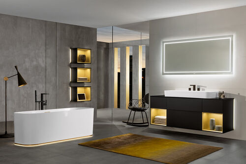 Badezimmer luxuriös mit schwarzen Armaturen, weißer Keramik und einem Waschbeckenunterschrank in Braun, der zwei beleuchtbare Ablagekuben hat.