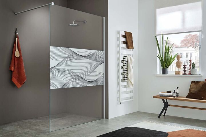 Im Trend: begehbare Duschen. Das Model ColorStar von Sprinz bietet zudem einen durch farbigen Digitaldruck aufgebrachten Sichtschutz in vielen verschiedenen Motiven.