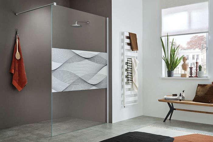 Im Trend: begehbare Duschen. Das Model ColorStar von Sprinz bietet zudem einen durch farbigen Digitaldruck aufgebrachten Sichtschutz in vielen verschiedenen Motiven.
