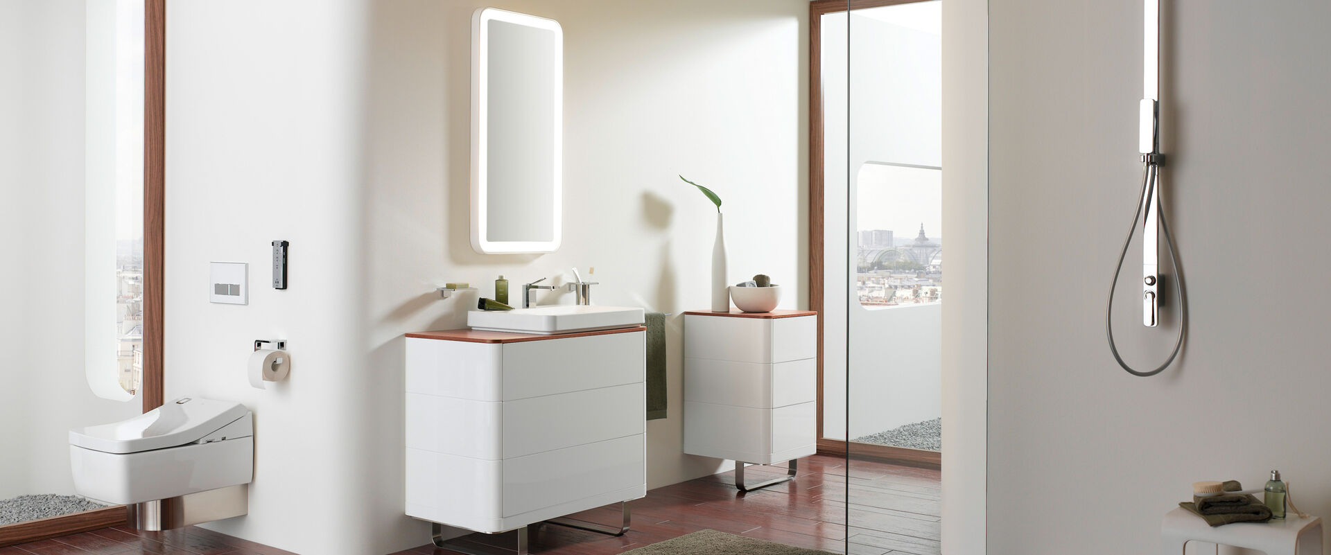 Komplettes Badezimmer in Weiß mit Washlet, Waschplatz, Dusche, Badmöbeln mit Holzplatte.
