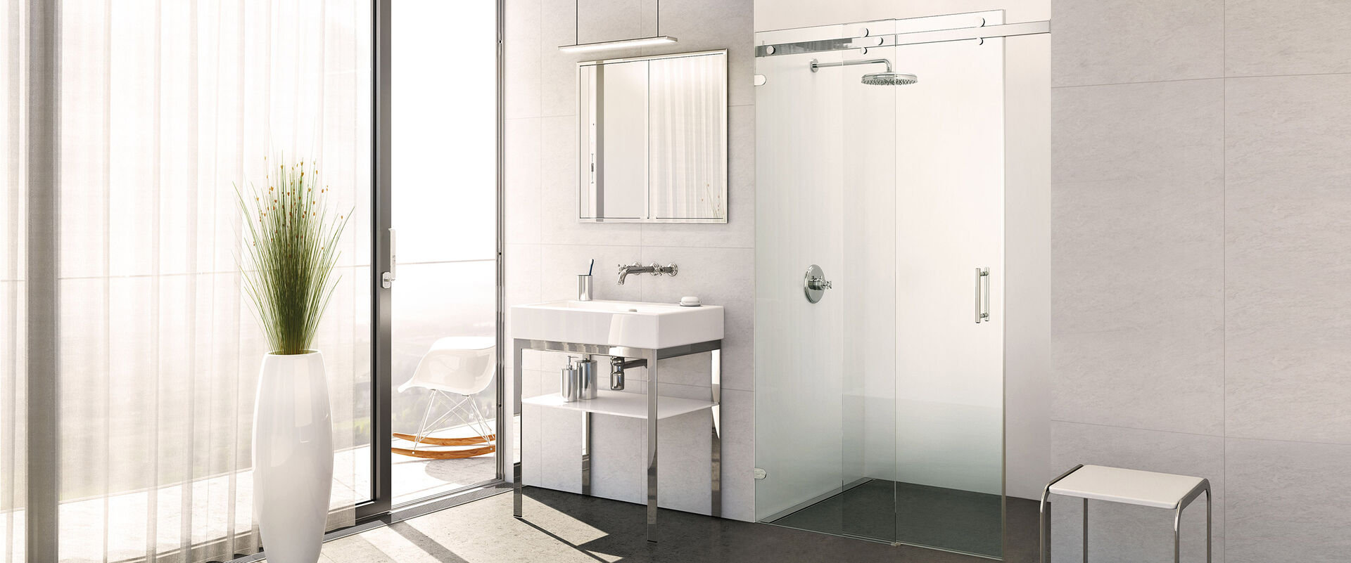Lichtdurchflutetes Badezimmer von SPRINZ mit Fenster, Schaukelstuhl draußen, Waschtisch und einer Dusche in Nische mit Gleittüren der Serie Opalin S verschlossen.