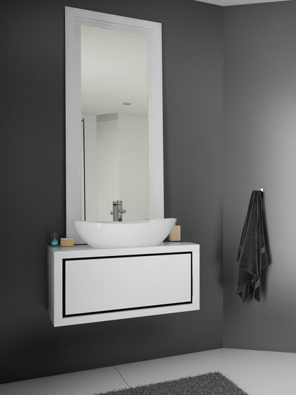 Kleiner Waschtisch von Hoesch mit schlankem, hohem Spiegel in Weiß. Das Waschbecken Namur ist auf den Waschbeckenunterschrank aufgesetzt. 