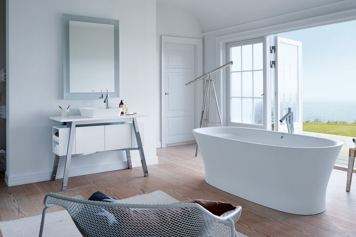 Duravit Cape Cod Bad mit Terasse und Meerblcik. Moderner Waschplatz und Badewanne im Raum.