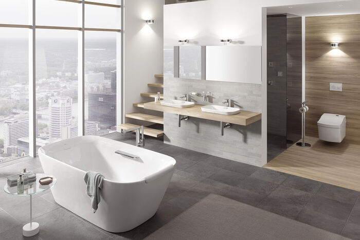 Modernes puristisches Bad mit freistehender Badewanne, einem Washlet und doppeltem Waschplatz.
