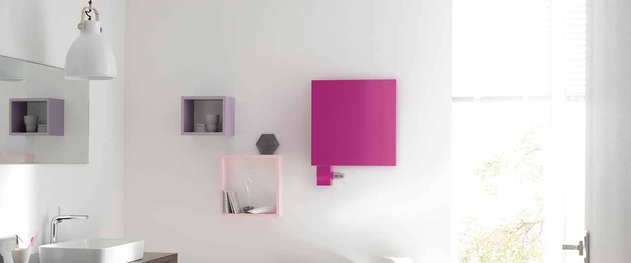 Badheizkörper Signo von Kermi Moderner Heizkörper pinkfarbenes Quadrat an der Wand montiert im Badezimmer.
