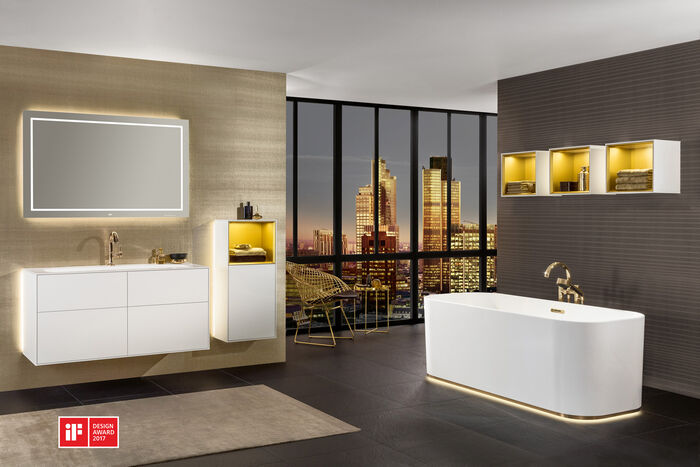 Luxusbadezimmer Weiss und Gold mit ovaler Badewanne mit Leuchtrand, Waschplatz, beleuchtbare Kuben an der Wand und Spiegel.