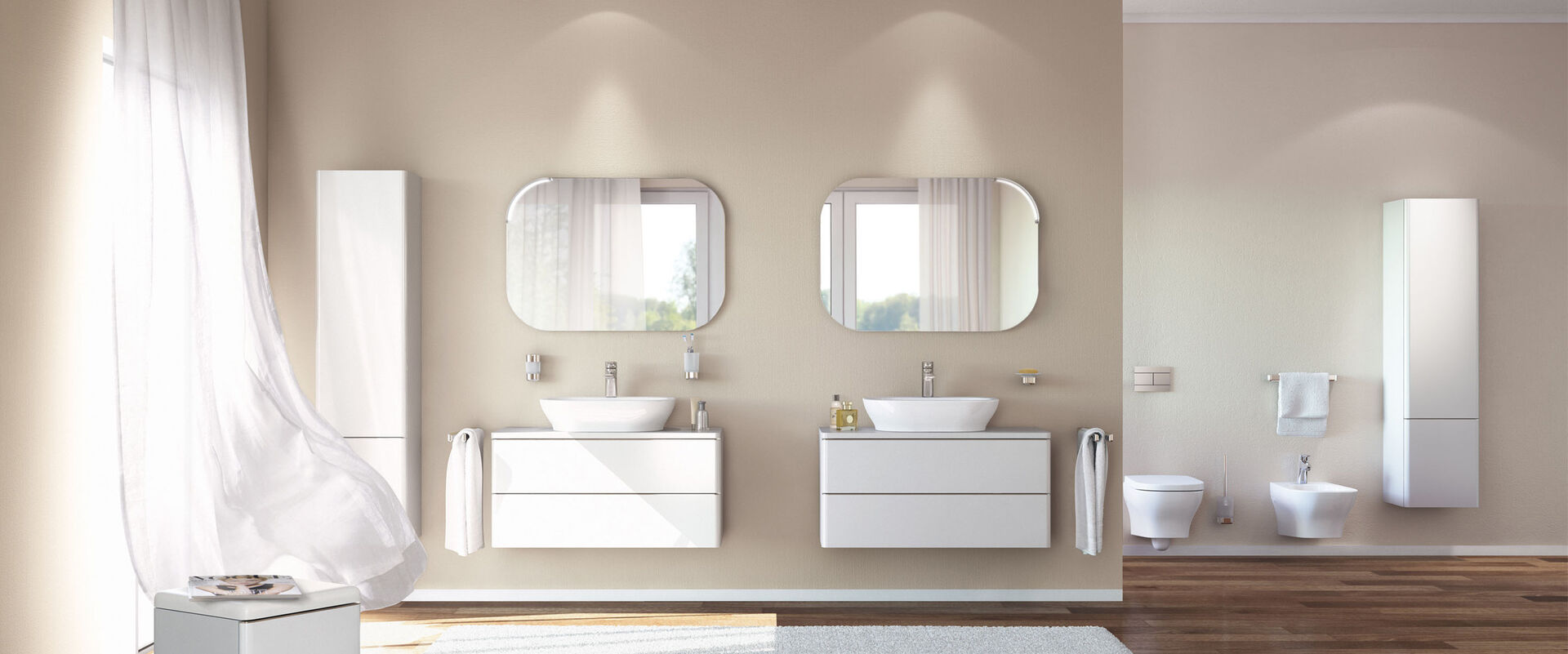 Badezimmermilieubild weiss. Zwei separate Aufsatzwaschbecken auf weissen Badmöbeln und Spiegel. Im hintergrund Toilette, Bidet und Hochschrank. Softmood Ideal Standard.