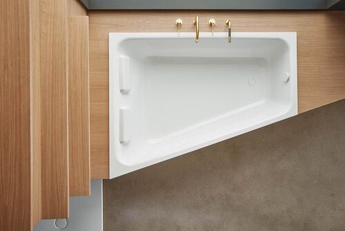 Wanne mit Wow: Zweisitzer-Badewanne Bette Space L von oben, die durch ihre asymmetrische Form und einer schrägen Kante wenig Platz braucht, aber dennoch viel Komfort bietet.