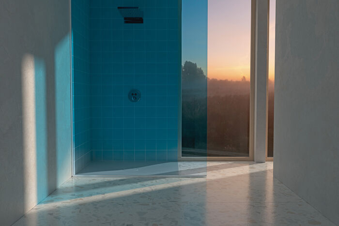Die bodenebene Duschfliese BetteAir in lichtdurchflutetem Badezimmer